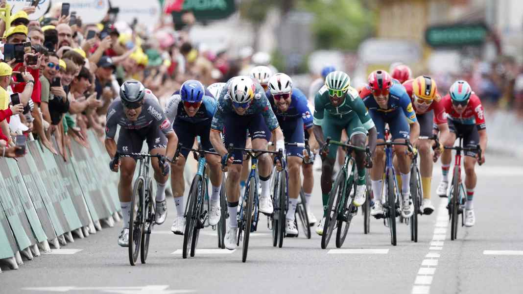 Tour de France 2024 : Spectacle de bord de vent ! Philipsen s'impose à Pau