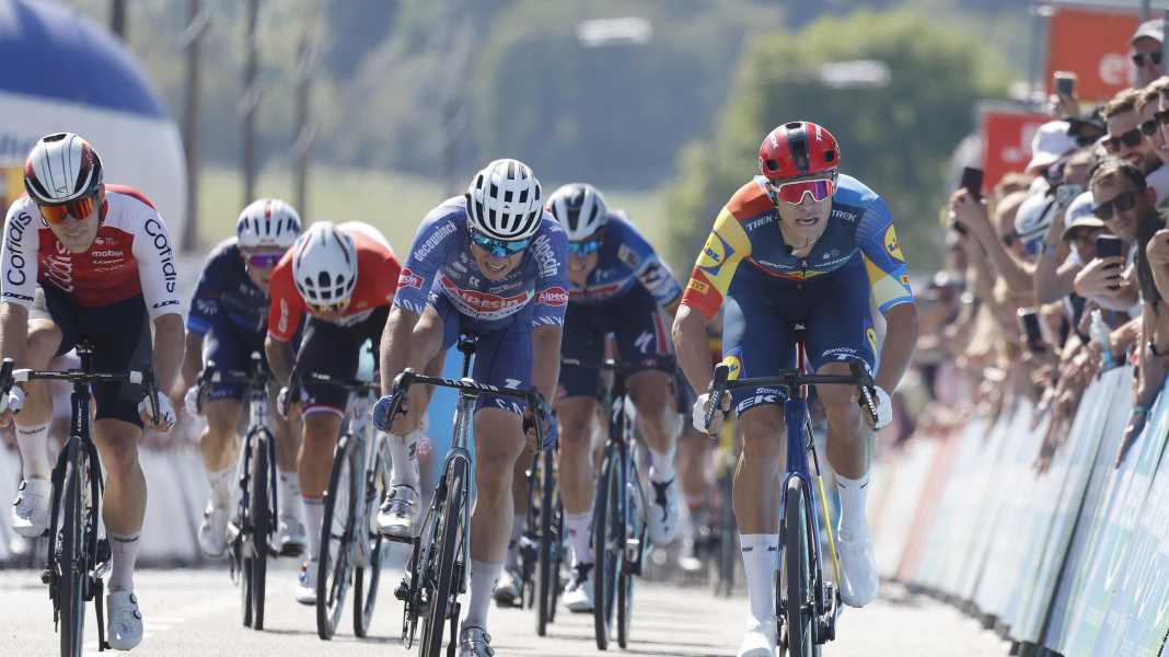 Renewi Tour - Stage 1: Milan wins 200 metre sprint against Philipsen