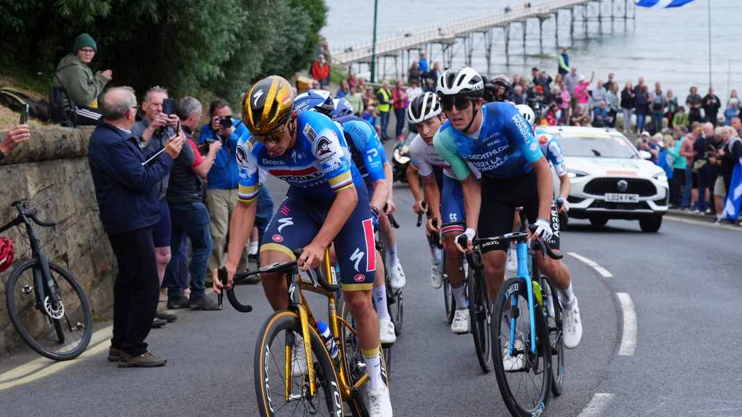 Evenepoel fait peau neuve : une roue et une tenue dorées