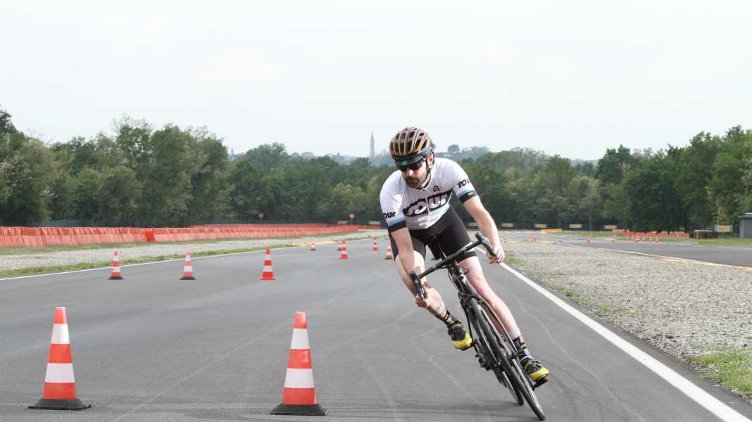Comment TOUR teste : les pneus de vélo de course dans le test d'adhérence