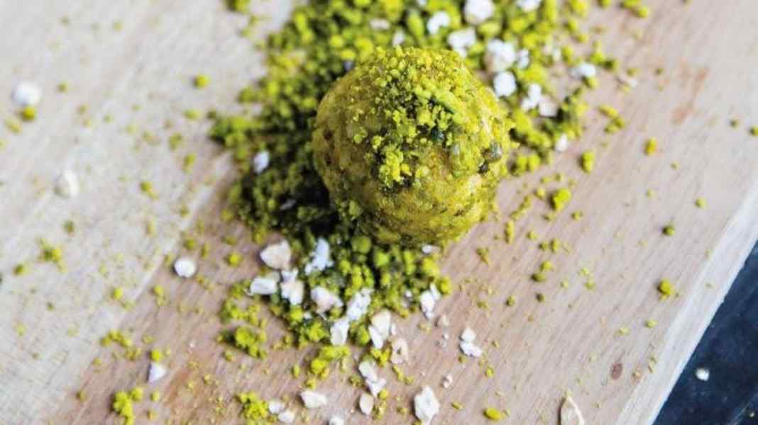 Recipes for road cyclists: do it yourself - snacks for your jersey pocket: pistachio and apricot balls