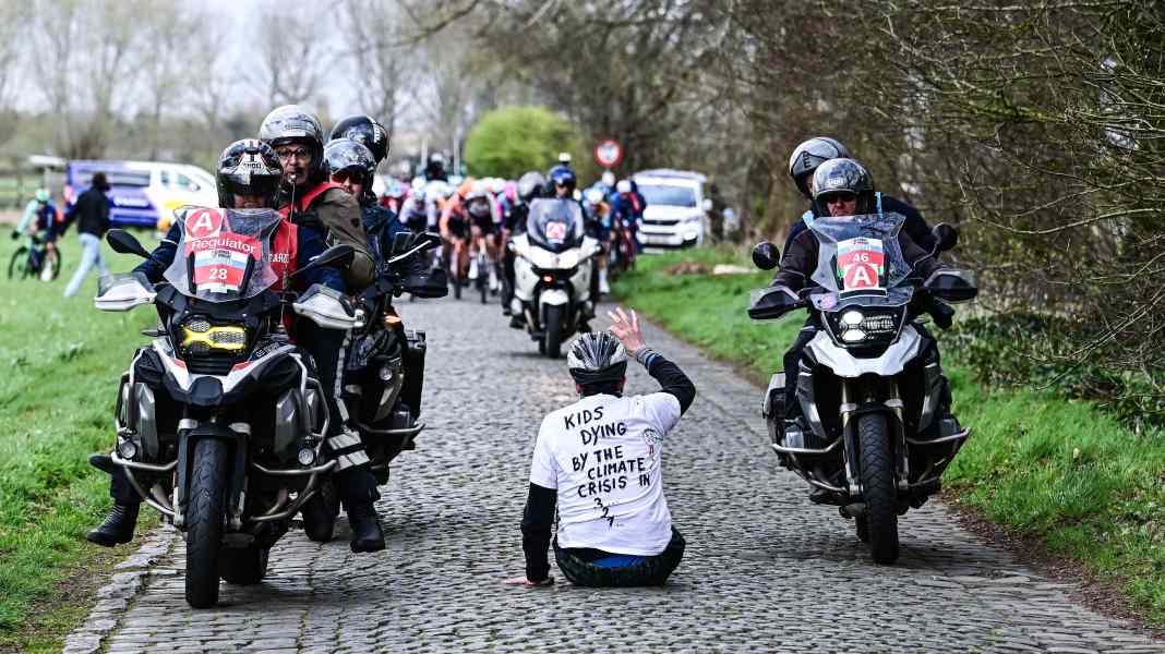 Chute au Ronde van Brugge : Un activiste climatique provoque l'abandon du vainqueur de l'an dernier