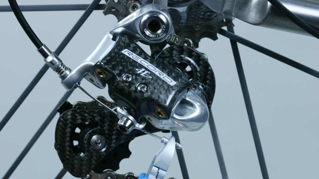 Installing and maintaining Bowden cables