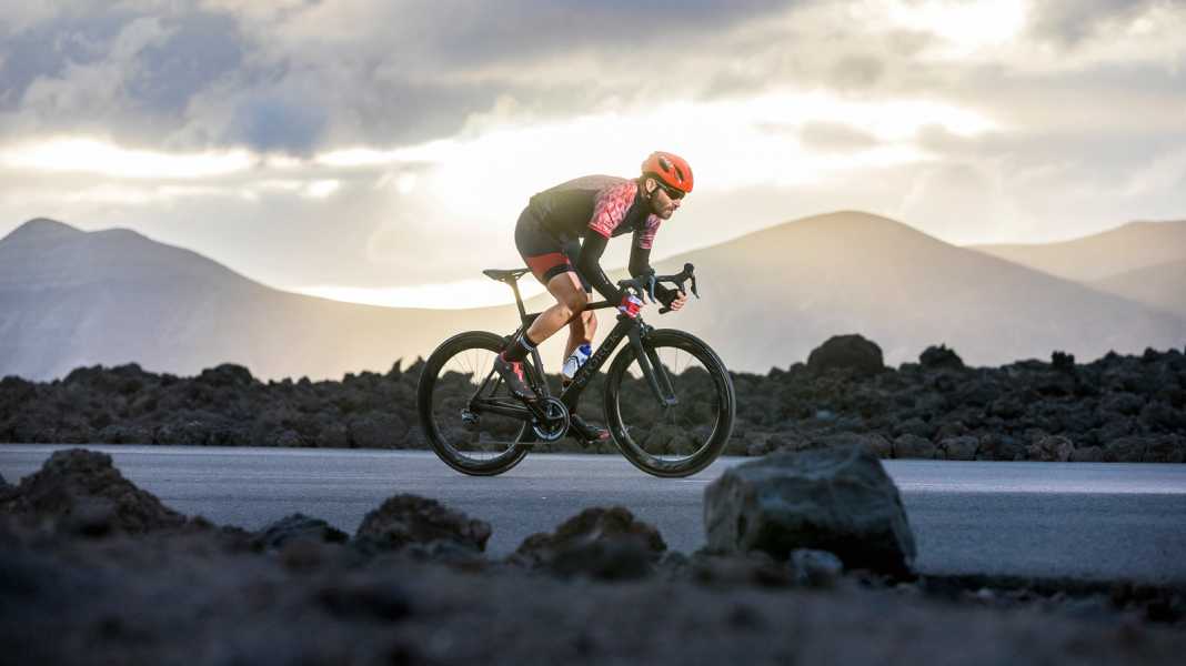 Les meilleurs vélos de course allemands jusqu'à 14.000 euros en test - Noble, mais aussi bon ? Comparaison de 4 vélos de course de luxe