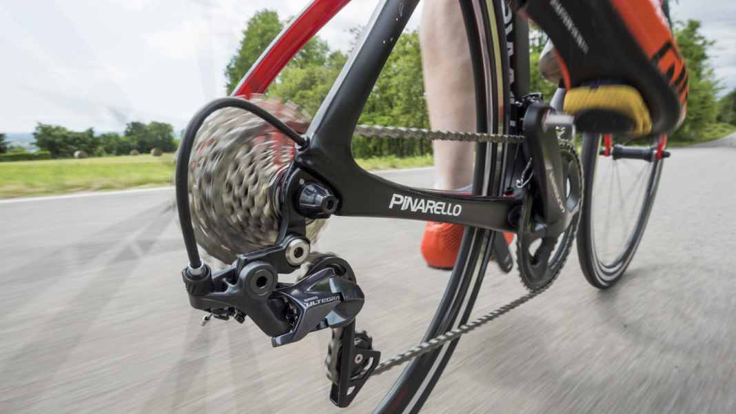 Le groupe de vélos de course Shimano Ultegra R8000 en test de conduite TOUR