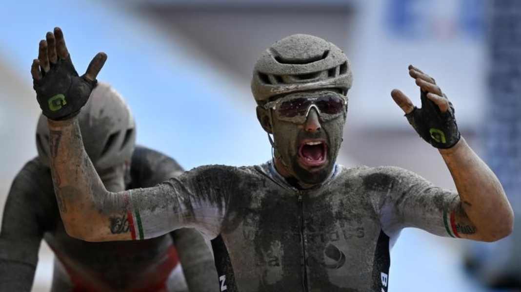Triomphe dans la boue : Colbrelli gagne à Roubaix