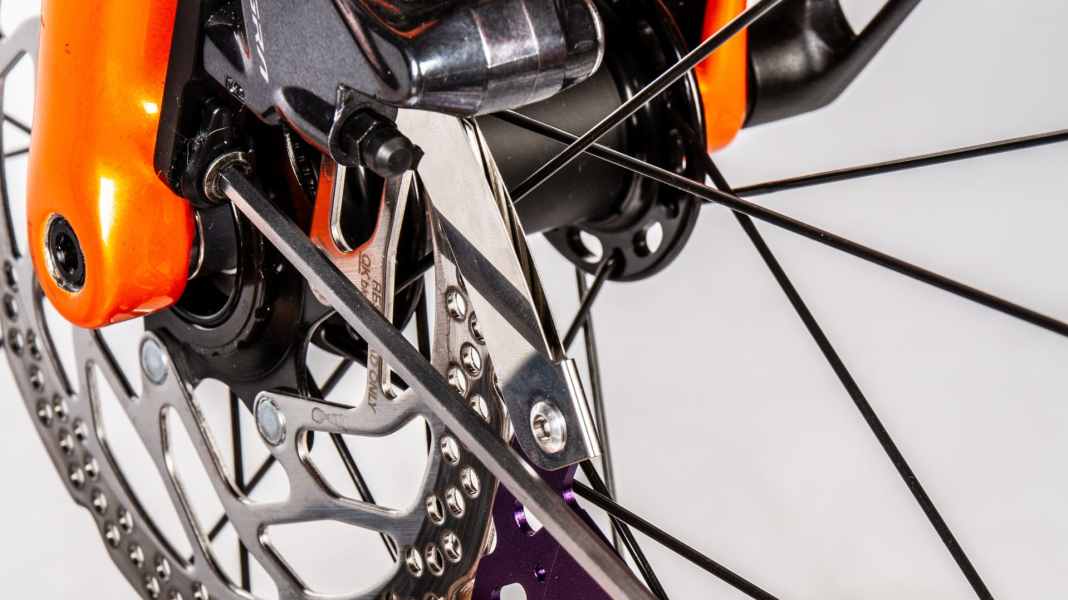 Disc brakes rub: how to correctly align the brakes on a road bike - Video: Aligning the disc brake correctly