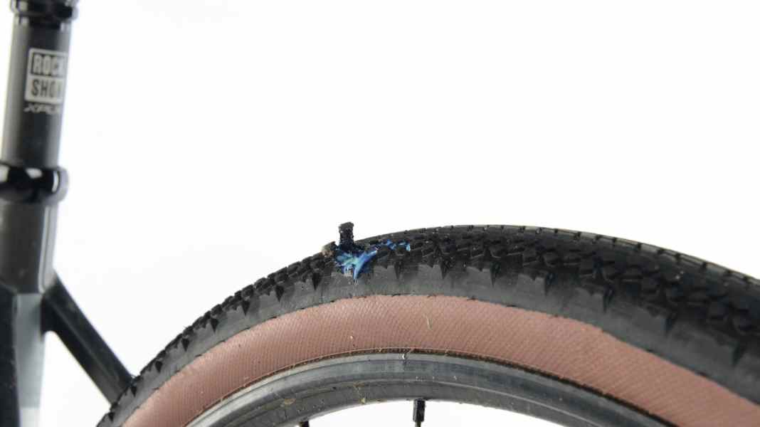 Repairing tubeless tyres: Dynaplug puncture kit in a practical test