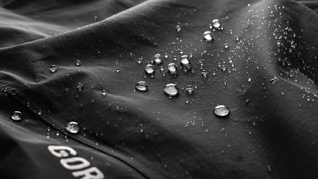 Test de cinq pantalons de pluie courts dans TOUR 3/2014