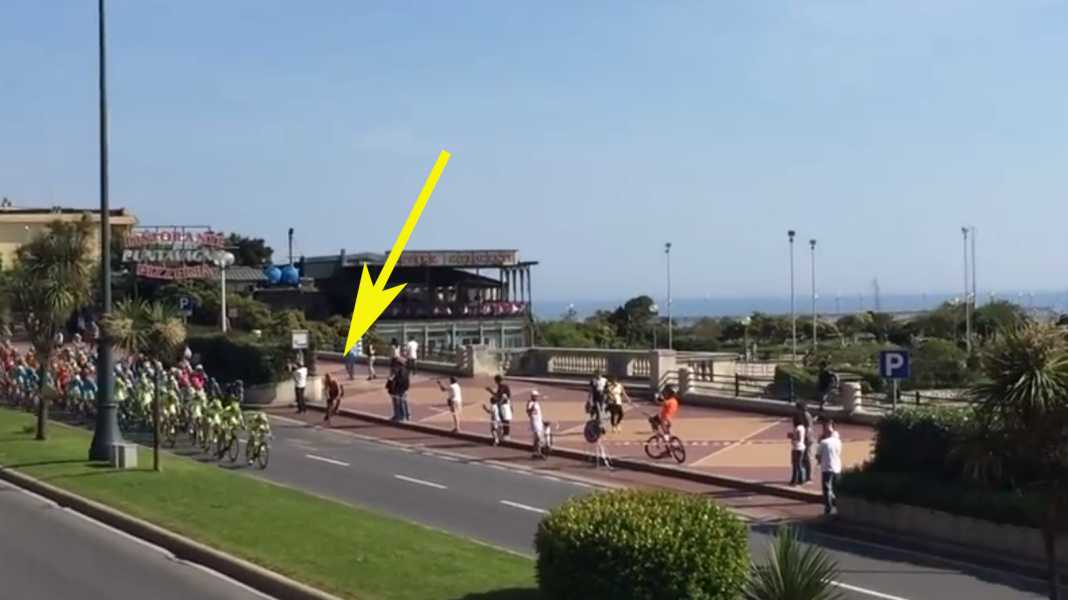 Un spectateur provoque une chute massive sur le Giro