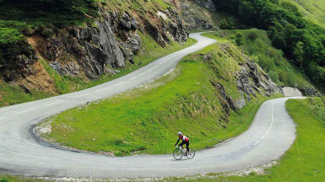 Anstiege der Pyrenäen: Col d'Agnes: Beeindruckende Fahrt durch grüne Almwiesen