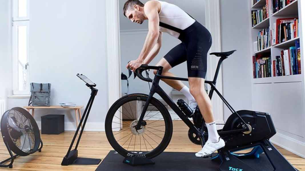 Indoor clothing: cycling shorts and jerseys for roller training & spinning