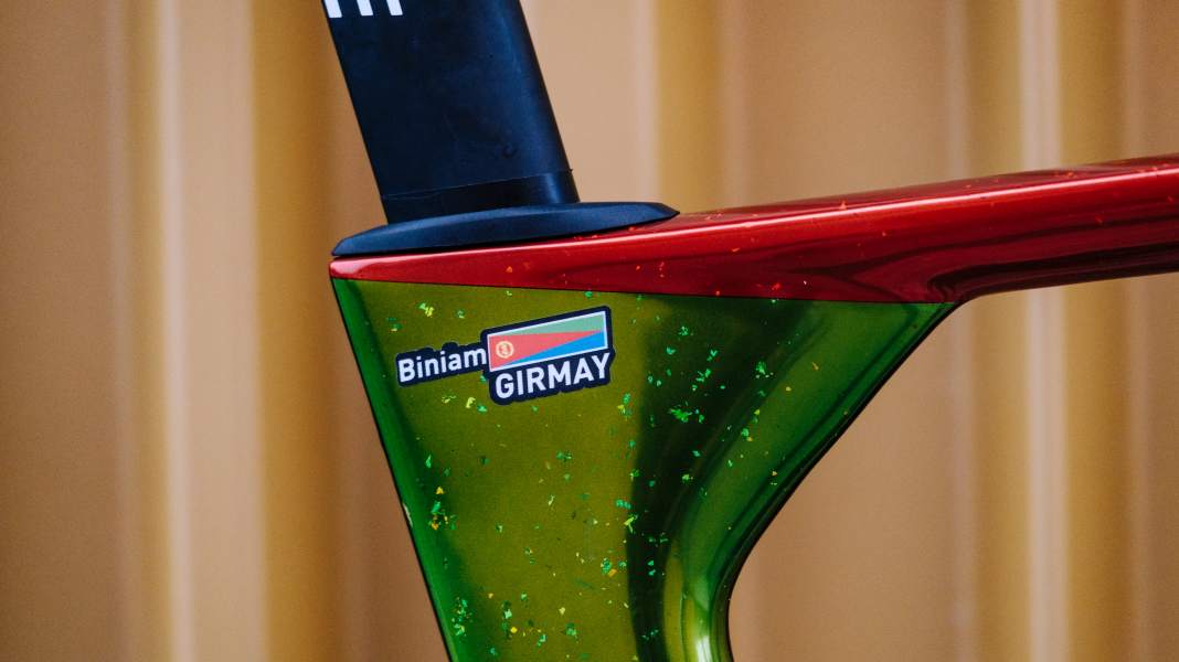 Special paint job in the national colours of Eritrea: The Cube Litening Aero C:68X by Biniam Girmay