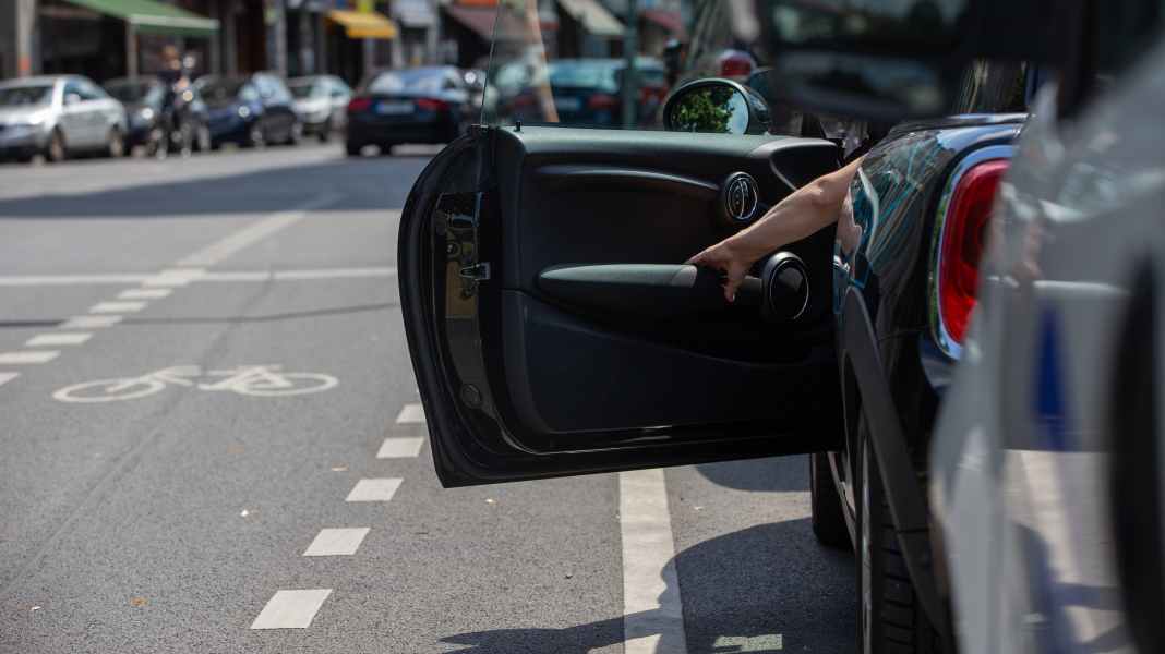 Cyclists in road traffic: will door warning systems be mandatory in future?