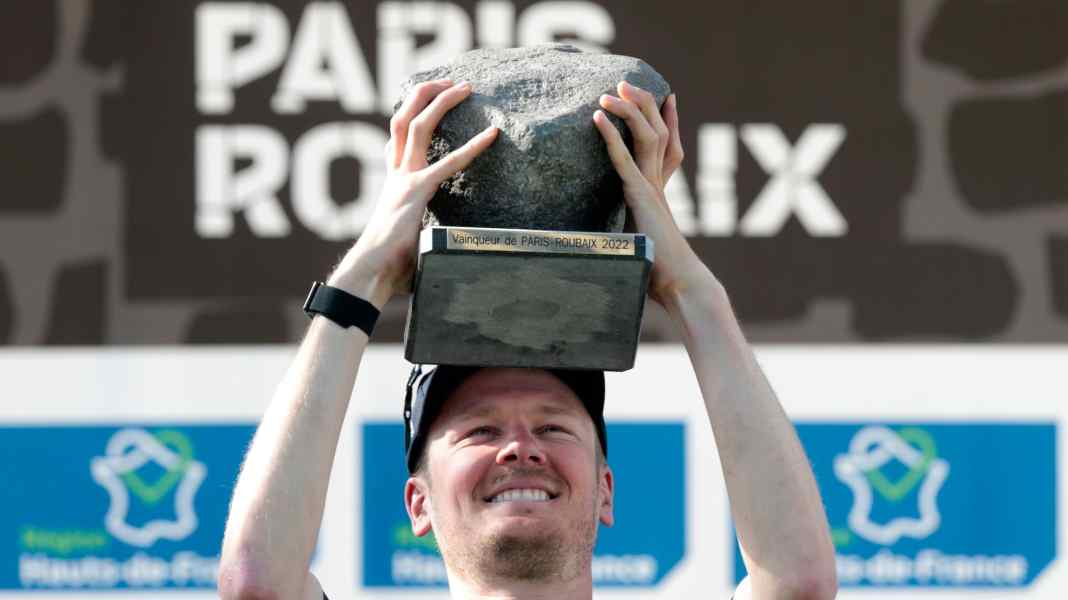 Eintagesrennen Paris-Roubaix - Paris-Roubaix: Sieger van Baarle holt sich den Pflasterstein