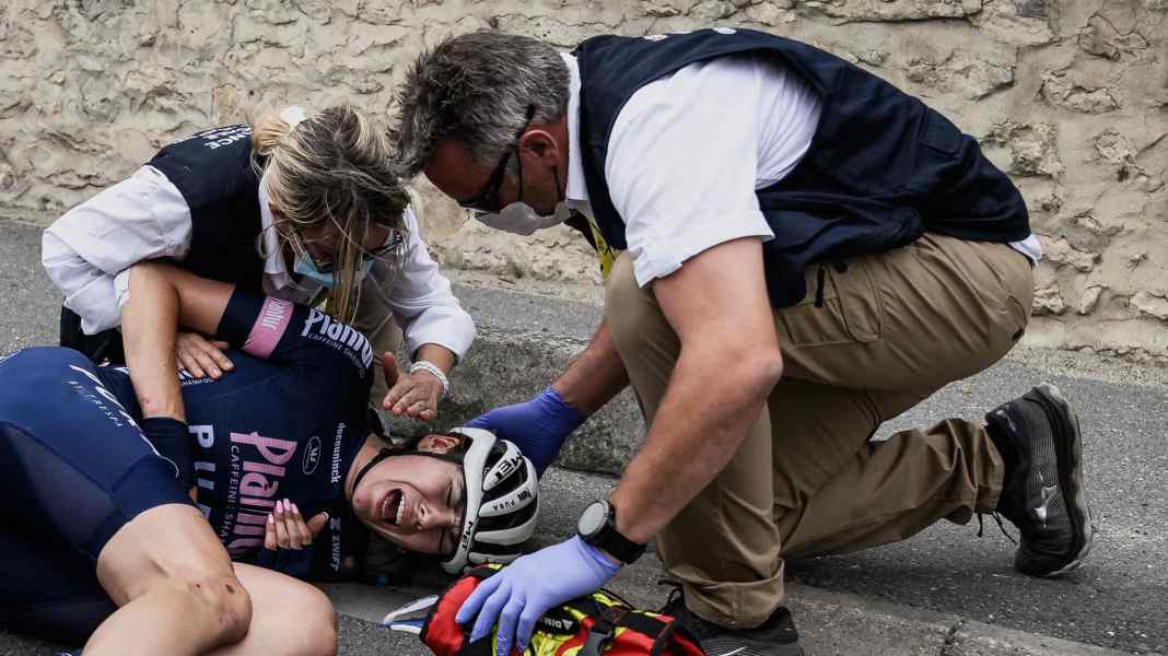 Crashes at Tour de France Femmes: "unrest in the convoy" and "nervousness"