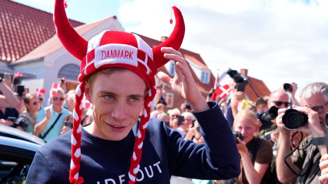 Tour winner Vingegaard received in Danish home town