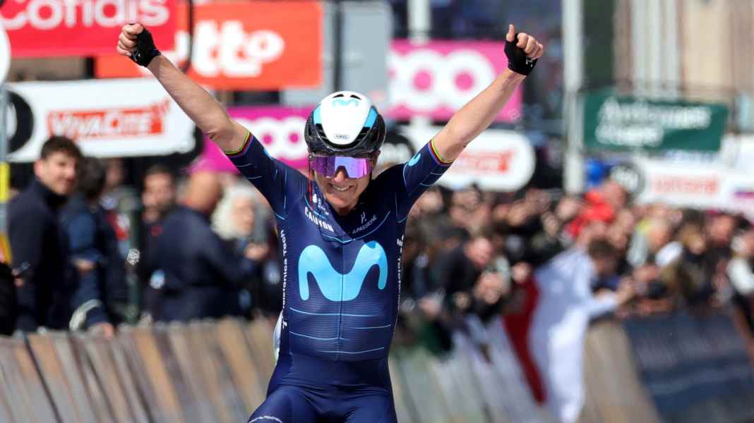 Tour de France Femmes: Van Vleuten in yellow jersey after solo victory
