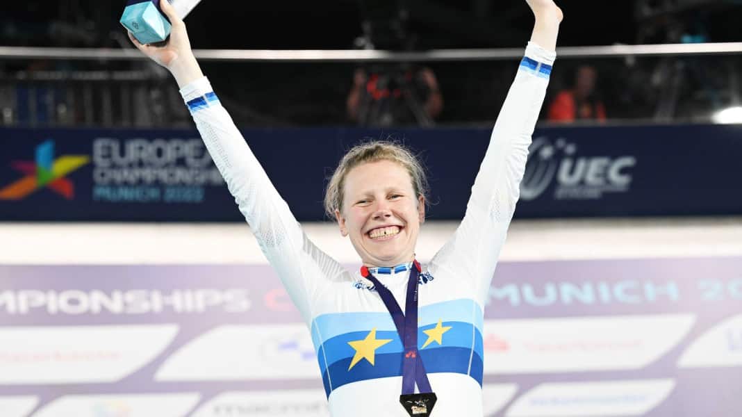 Great gesture: Kröger & Brauße present Team Nigeria with time trial handlebars