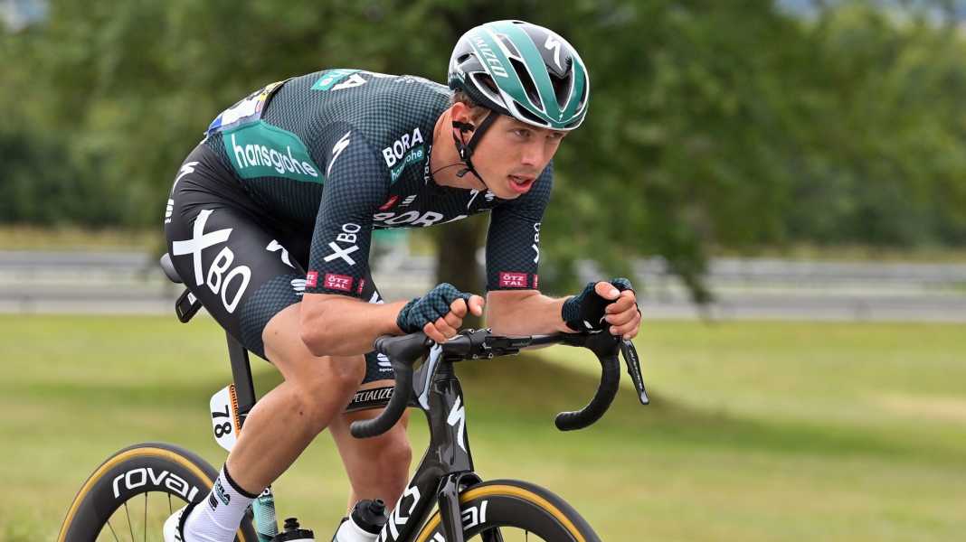 Le coureur professionnel de Bora Schelling s'impose au Pays Basque et critique l'UCI