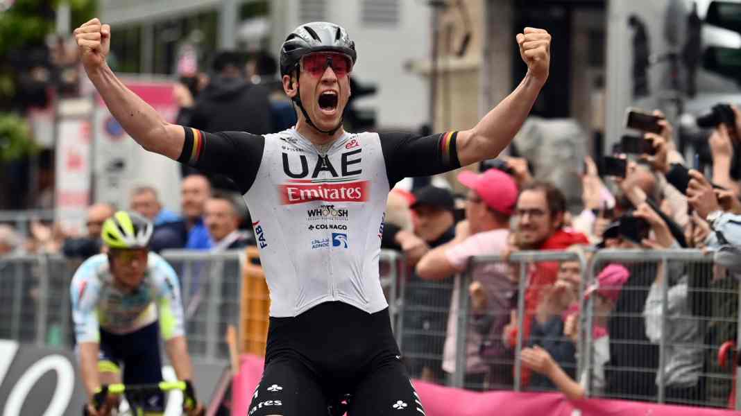 Tour of Italy - Photo finish: Professional cyclist Ackermann wins longest Giro stage
