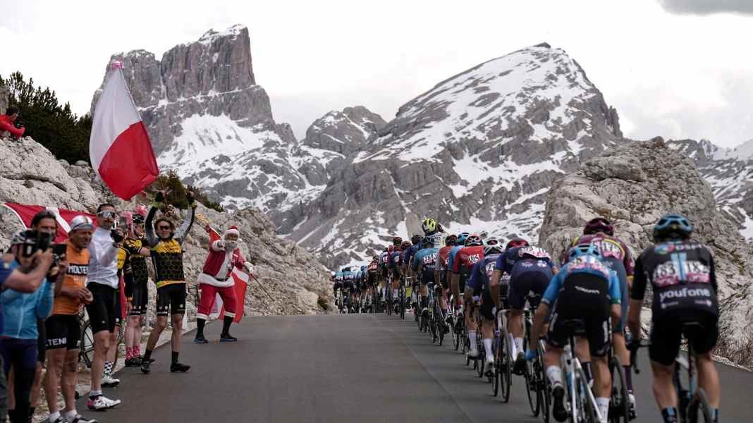 Le Giro d'Italia 2023 : Une voiture d'équipe fait tomber Vérone