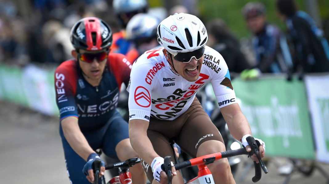 Video: Tour pro celebrates with fan club during the stage