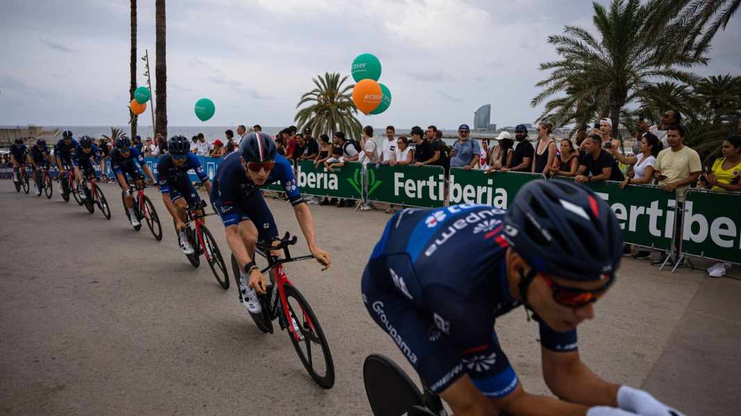 Vuelta a Espana: Police thwart oil attack