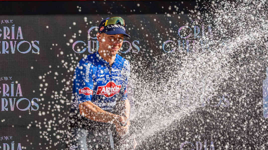 Tour of Spain: Groves dominates Vuelta sprints - Evenepoel collects seconds