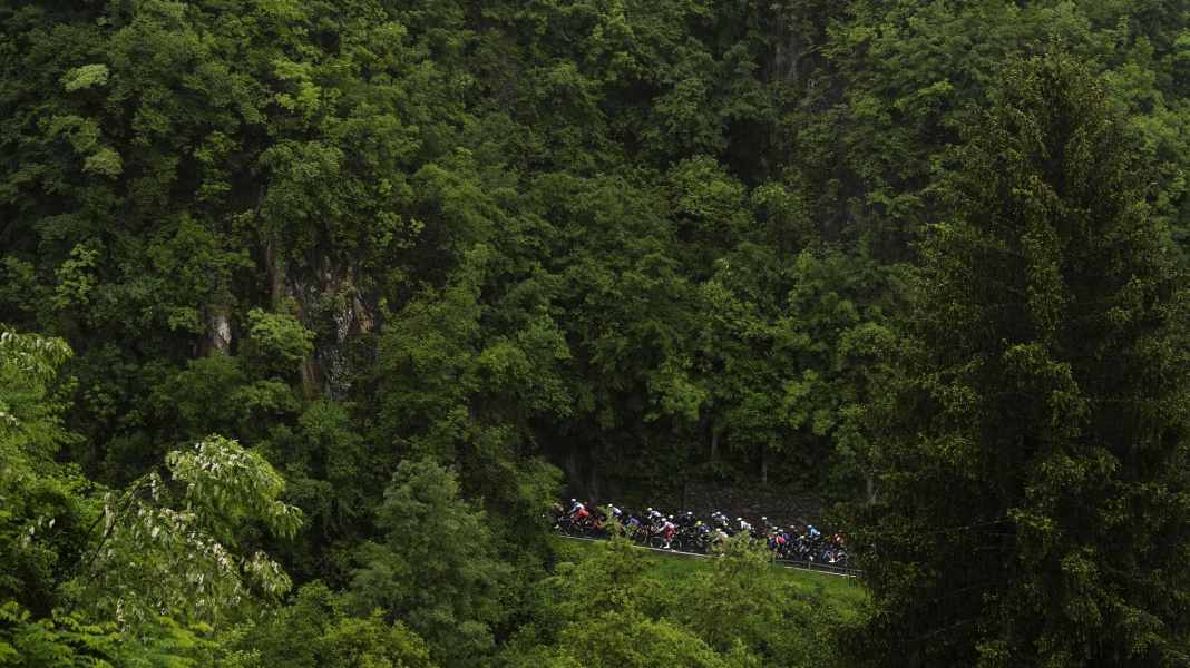 Italien-Rundfahrt - Durchblick im Wetter-Chaos: Pogacar gewinnt 16. Giro-Etappe