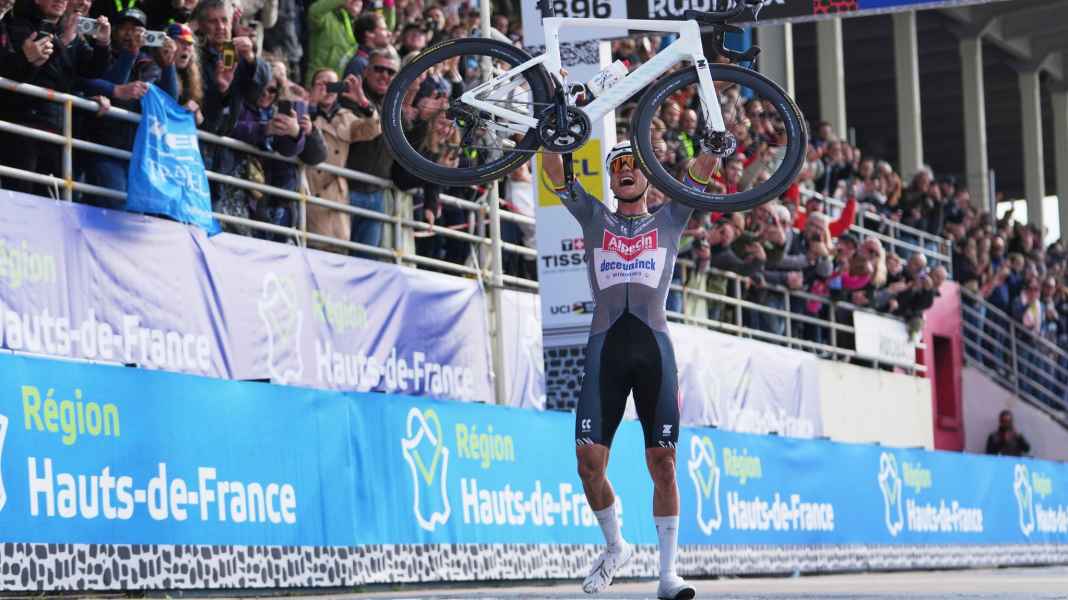 122ème classique Paris-Roubaix - Après la chute de Pogacar, triplé pour van der Poel