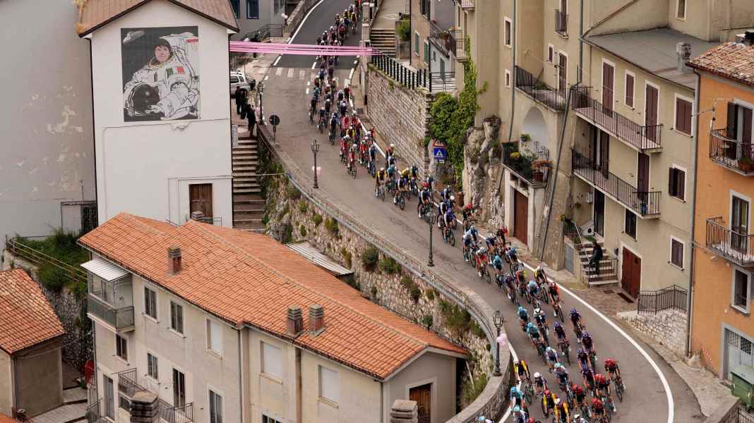 Tour of Italy - Mass crash at the Giro d'Italia - Former winner has to retire