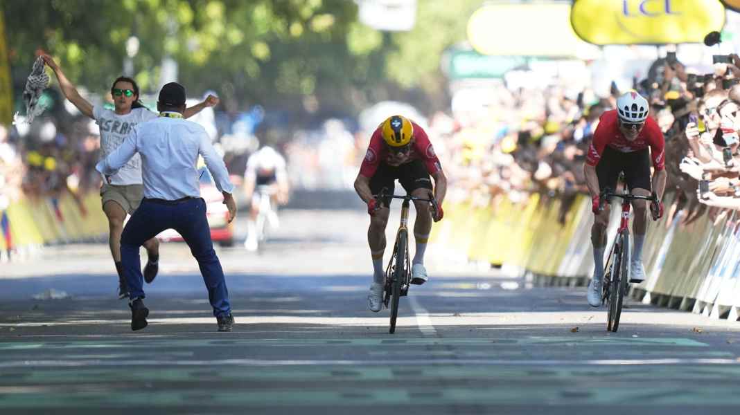 Tour de France - Schrecksekunde bei der Tour: Flitzer stört Etappen-Finale