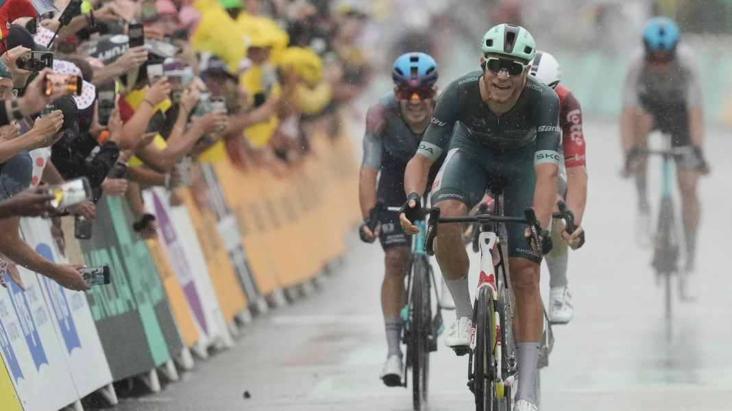 Tour de France - Le sprinter Bauhaus échappe au chaos d'une chute - Milan gagne
