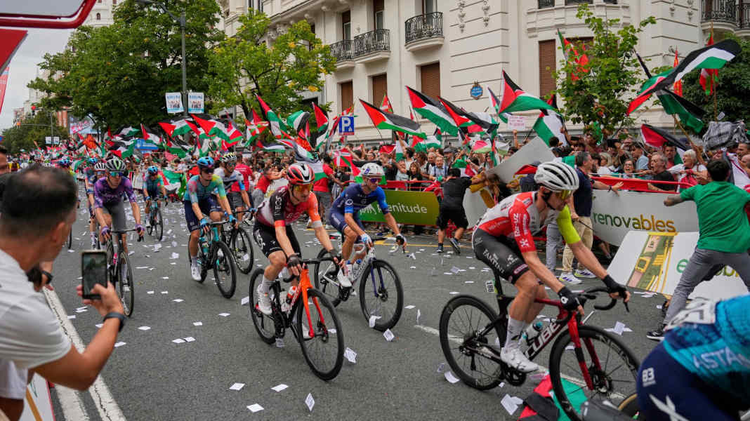 Another protest at the Vuelta: professional cyclist Romo crashes