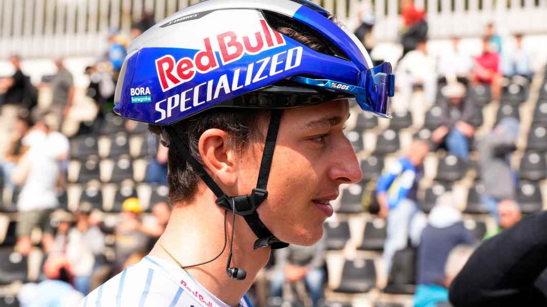 Le cycliste professionnel Lipowitz sur le podium du Tour de Catalogne