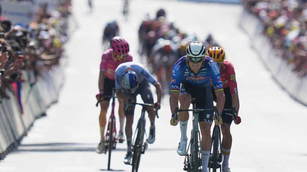 Tour de France – Eight injured after a support vehicle crashed during the Tour
