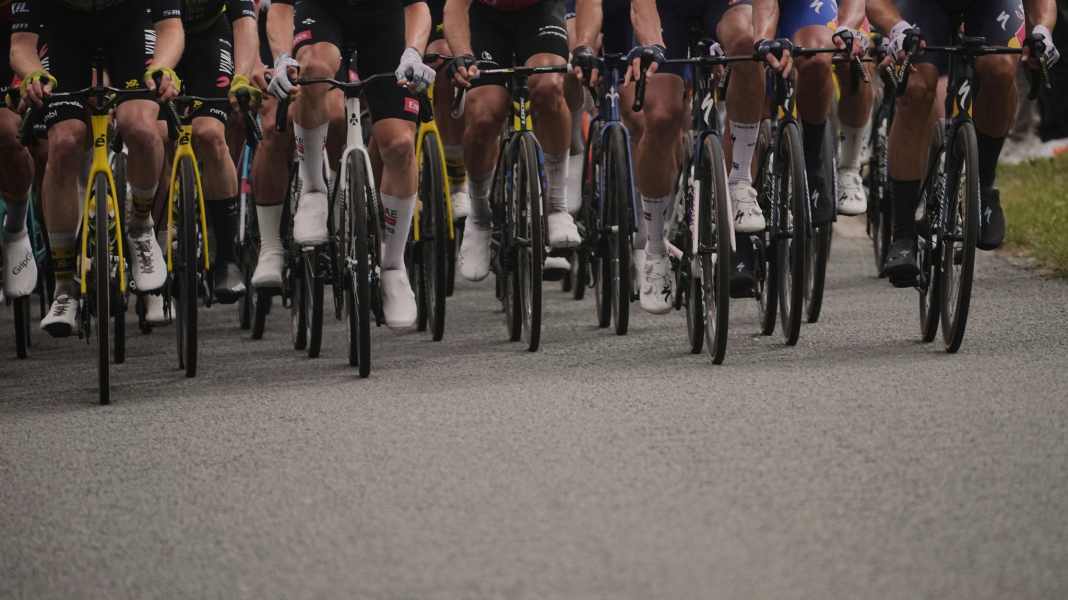 Tour de la Guadeloupe - Des cyclistes téméraires se laissent tracter par une voiture