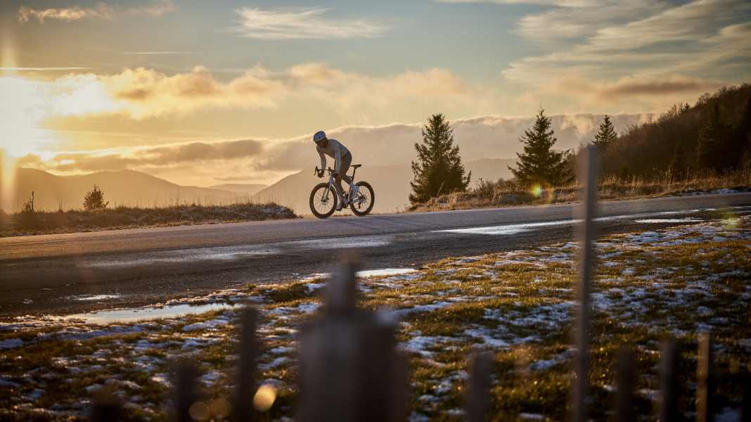 Indoor- oder Outdoor-Training: Energieverbrauch auf der Rolle wird überschätzt