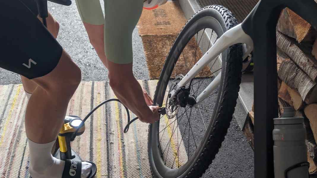 Step-by-step instructions: Inflating bicycle tyres correctly