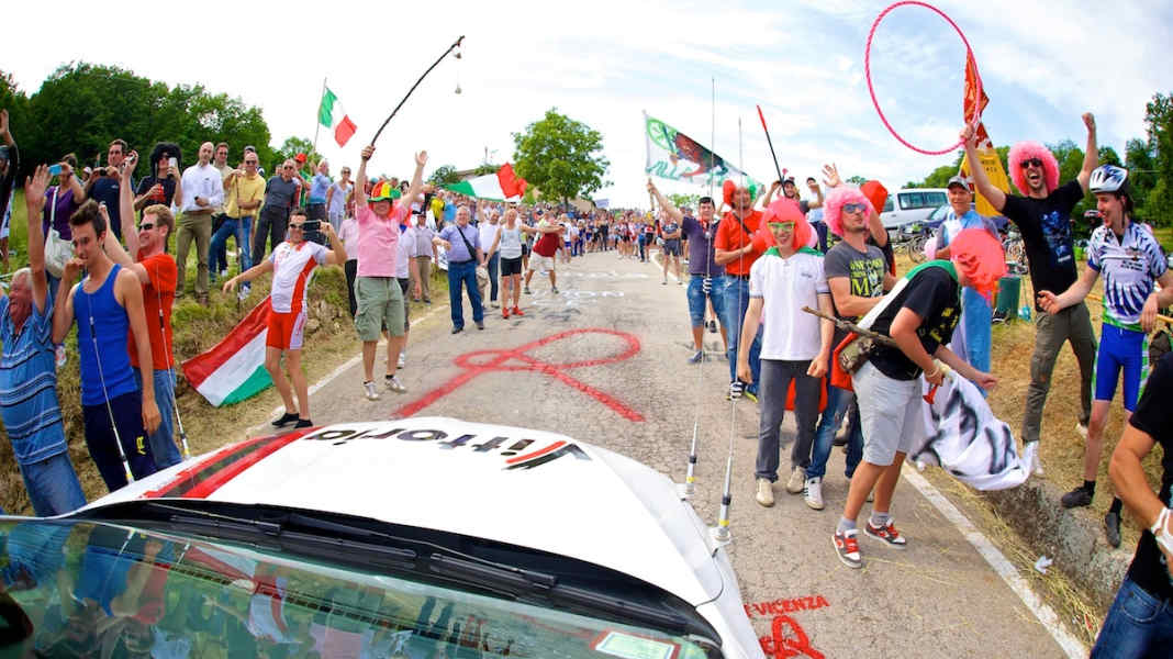 Inside Giro d'Italia : roues de rechange du chariot de matériel neutre