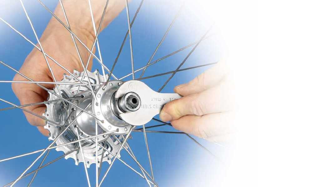 Hubs: Bearing clearance adjustment