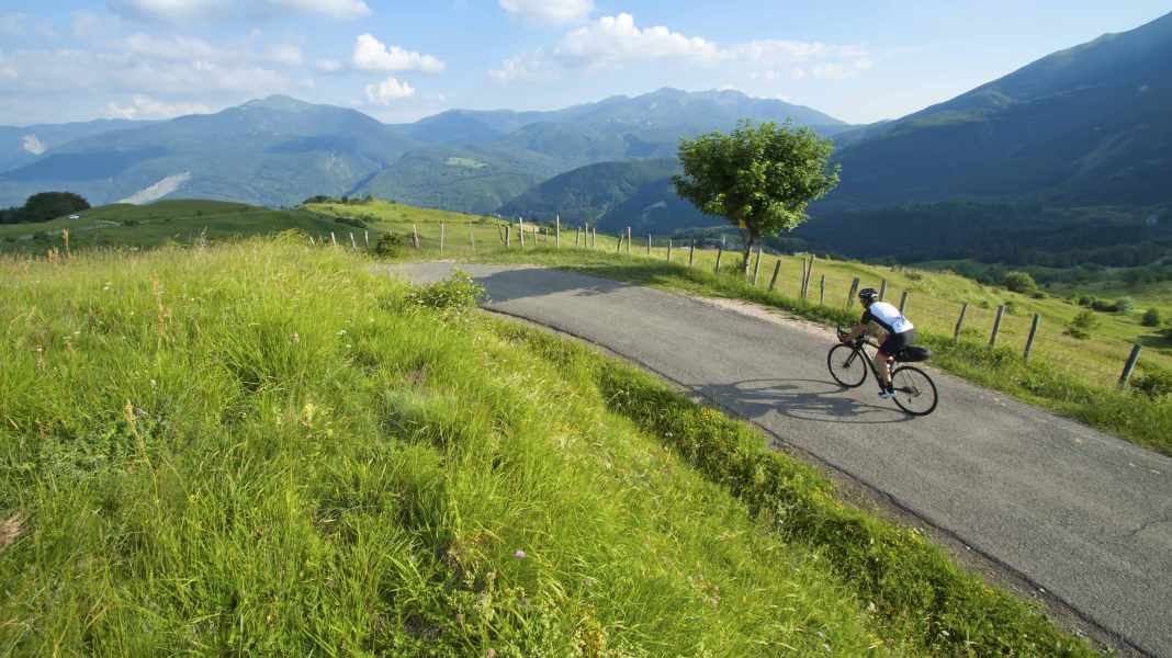 Italien: Rennradtouren durch Piemont, Ligurien und Toskana - In vier Etappen durch die einsamen Berge des Apennin