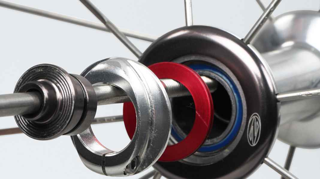 Workshop for road cyclists: Play in the hub bearing - adjustment and maintenance of hub bearings on road bikes