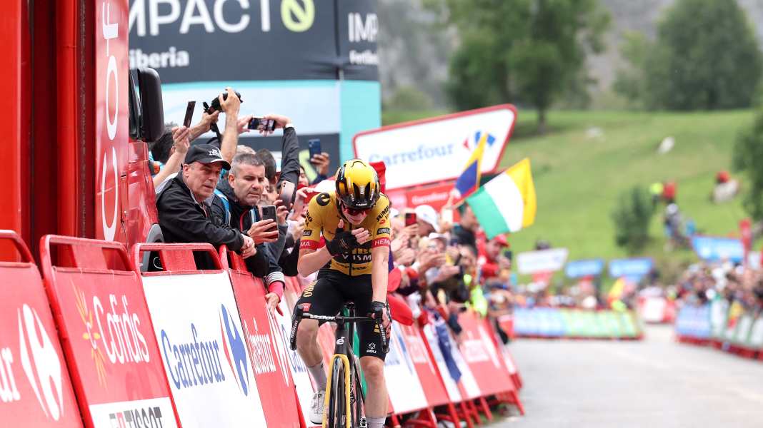 Vuelta 2023: Vingegaard wins for injured team-mate
