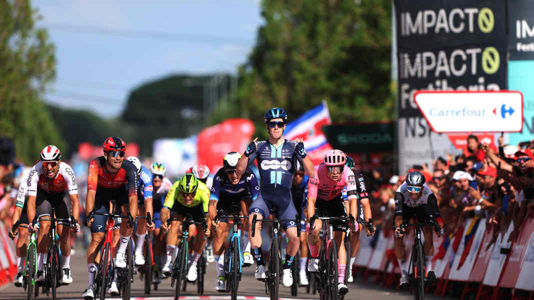 Vuelta 2023: Dainese wins bunch sprint on stage 19 - Groves crashes at the finish