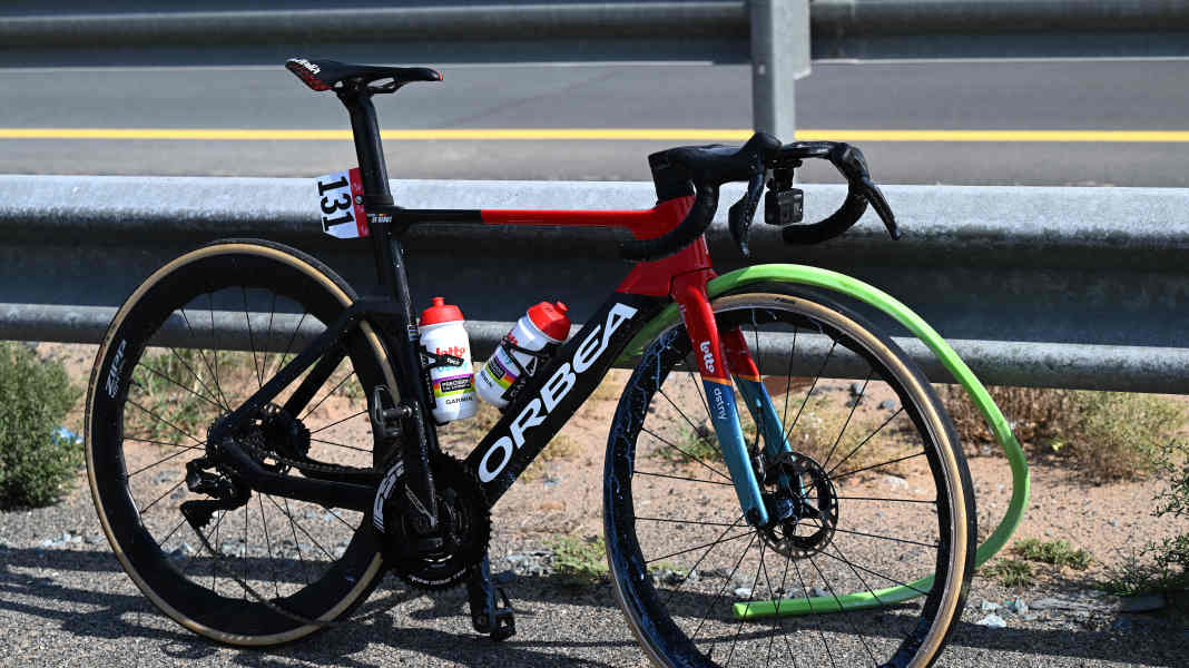 Background: Hookless rims on road bikes