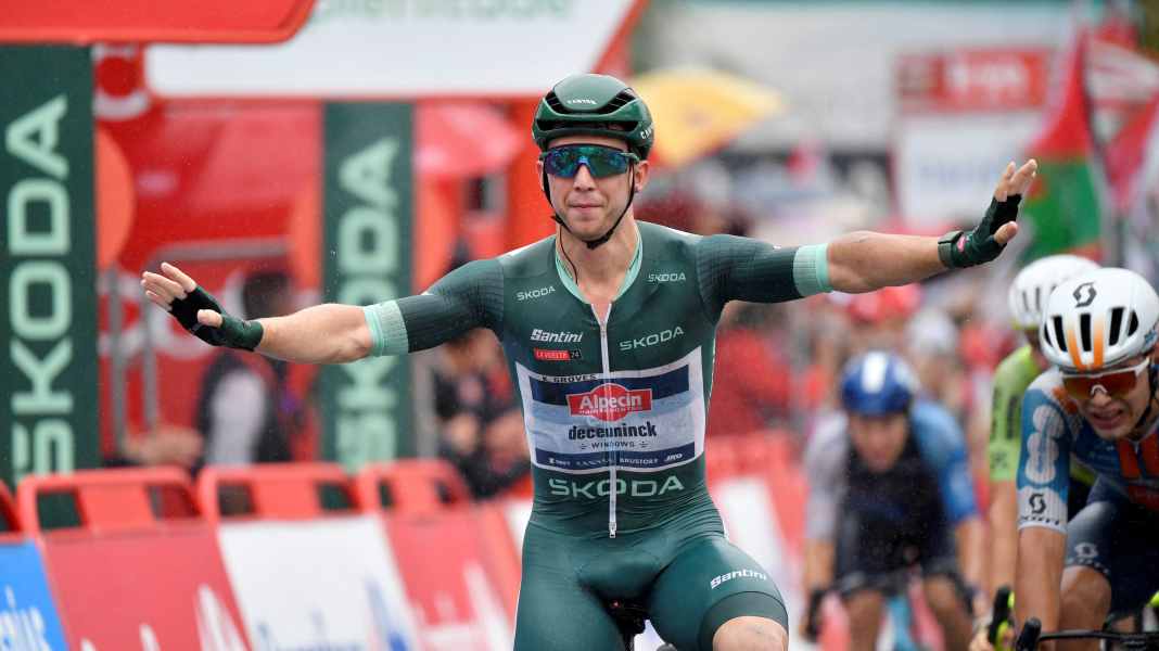 Vuelta 2024 - 17. Etappe: Groves jubelt im Regen von Santander