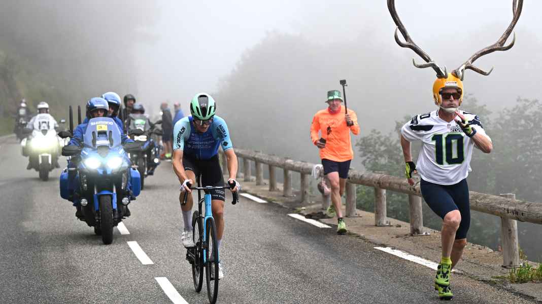 Kurioses bei der Tour de France: Wehendes Haar, kurze Socken, Schilder-Dieb
