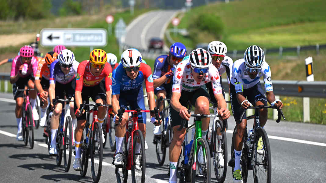 Cycling made easy: The dynamics of the breakaway group